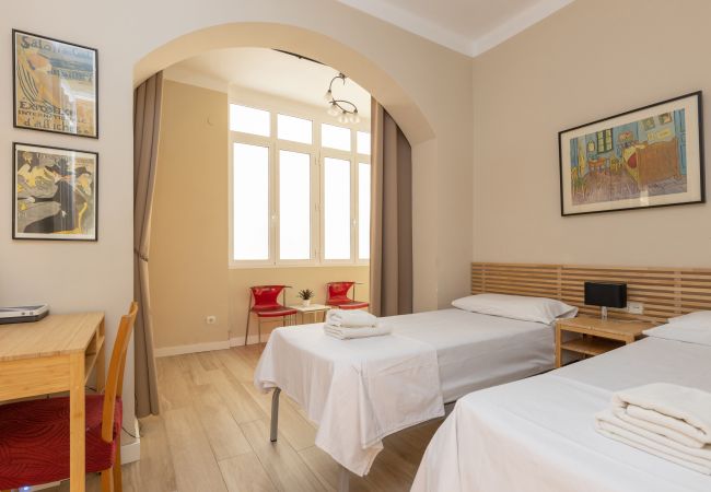 Apartment in Barcelona - CALABRIA, large, comfortable flat ideal for families or groups in Eixample, Barcelona center. Apartment in Barcelona - CALABRIA, large, comfortable flat ideal for families or groups in Eixample, Barcelona center.