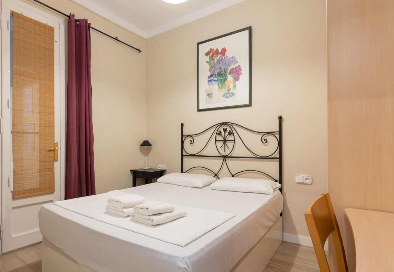 Apartment in Barcelona - CALABRIA, large, comfortable flat ideal for families or groups in Eixample, Barcelona center.