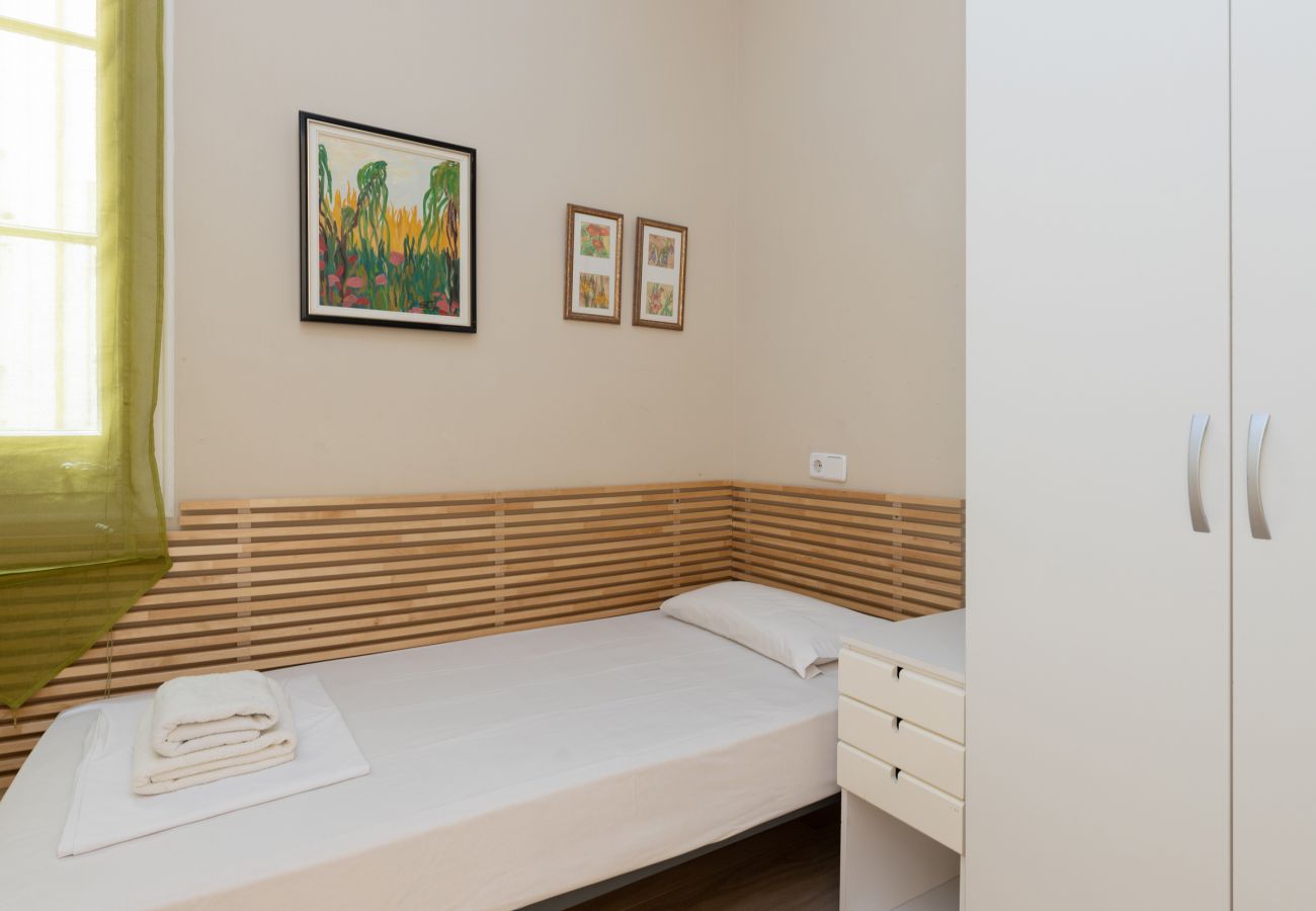 Apartment in Barcelona - CALABRIA, large, comfortable flat ideal for families or groups in Eixample, Barcelona center.