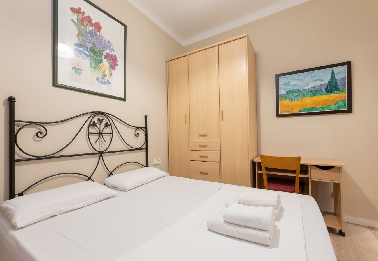 Apartment in Barcelona - CALABRIA, large, comfortable flat ideal for families or groups in Eixample, Barcelona center.