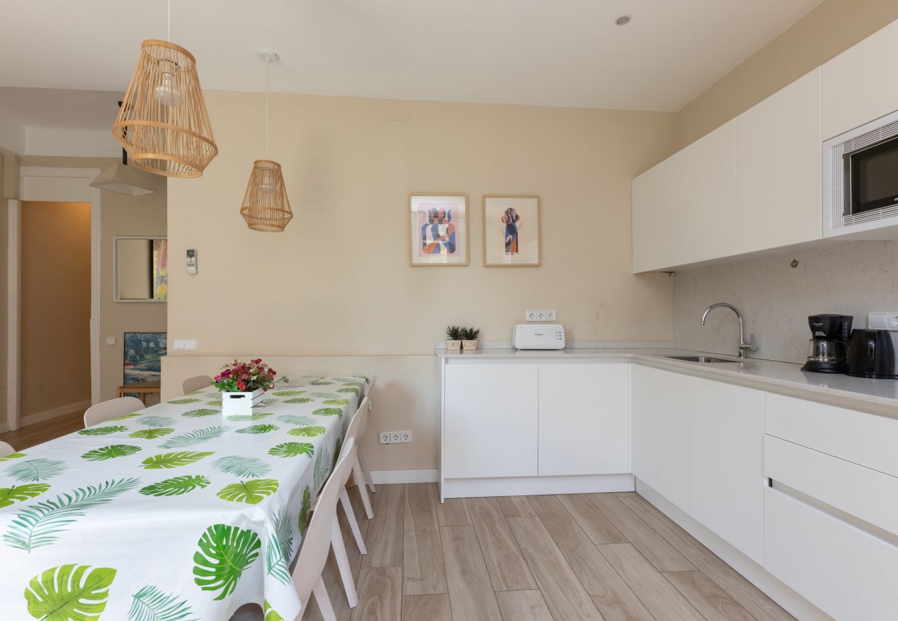 Apartment in Barcelona - CALABRIA, large, comfortable flat ideal for families or groups in Eixample, Barcelona center.