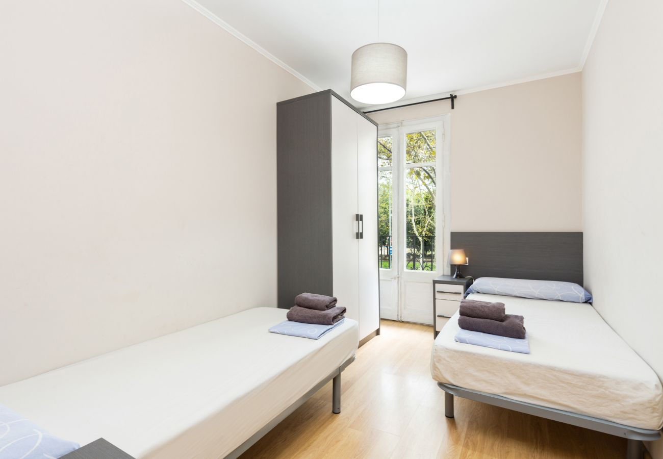 Apartment in Barcelona - Family CIUTADELLA PARK, 4 bedrooms large flat in Barcelona center.