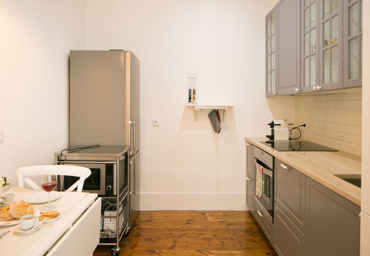 Fully equipped kitchen in a rental apartment in Lisbon