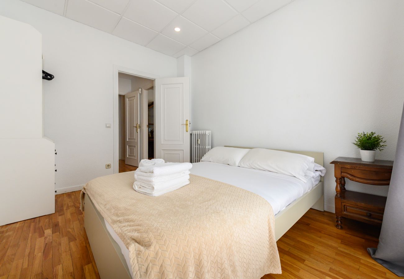 Apartment in Madrid - M (VEL551) Piso de 3 dormitorios y 2 en Salamanca