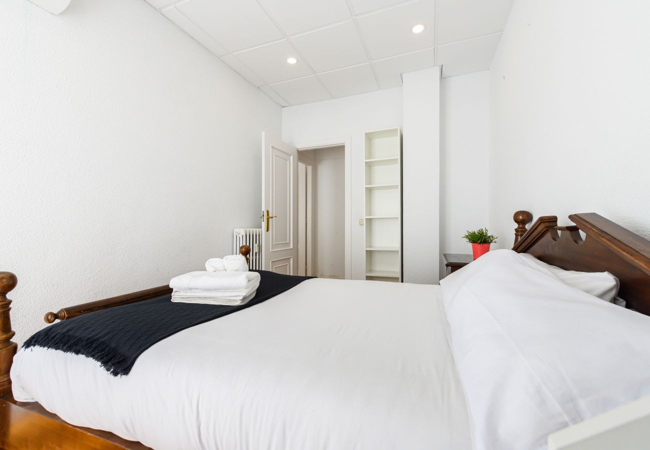 Apartment in Madrid - M (VEL551) Piso de 3 dormitorios y 2 en Salamanca