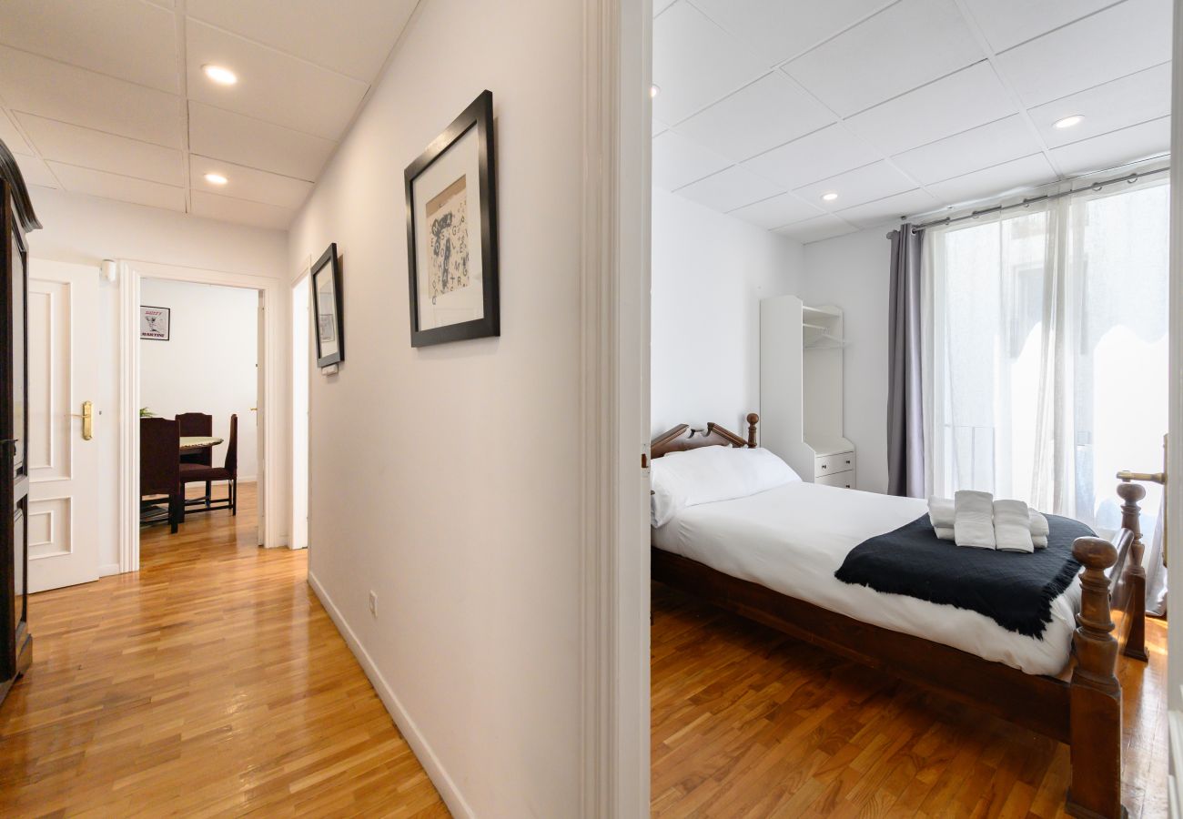 Apartment in Madrid - M (VEL551) Piso de 3 dormitorios y 2 en Salamanca