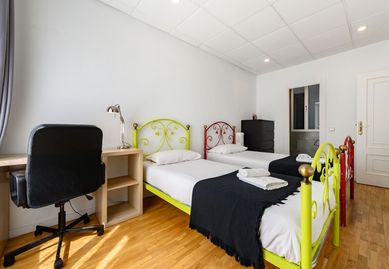 Apartment in Madrid - M (VEL551) Piso de 3 dormitorios y 2 en Salamanca