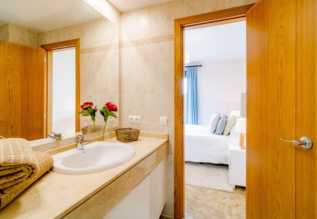 En-suite bathroom of 2 Bedroom Holiday Apartment with Pool and terrace in Estepona