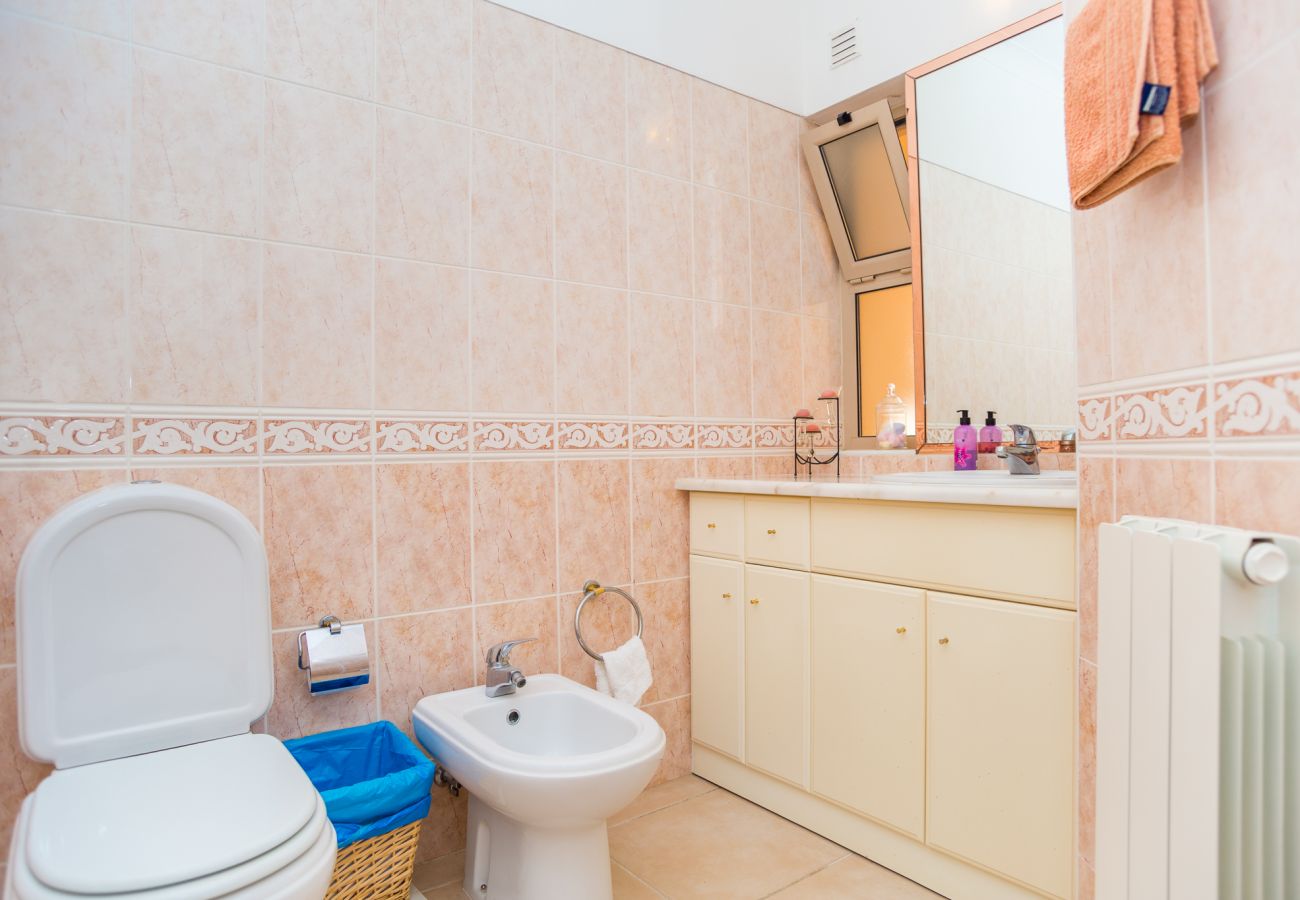 en-suite, wc, bidet, wahs basin, mirror, window, radiator