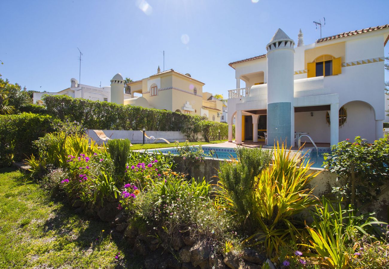 Villa in Quarteira - Villa of 4 bedrooms to 2 km beach
