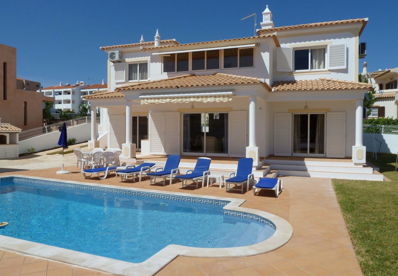 Villa in Albufeira - Villa for 8 people to 450 m beach