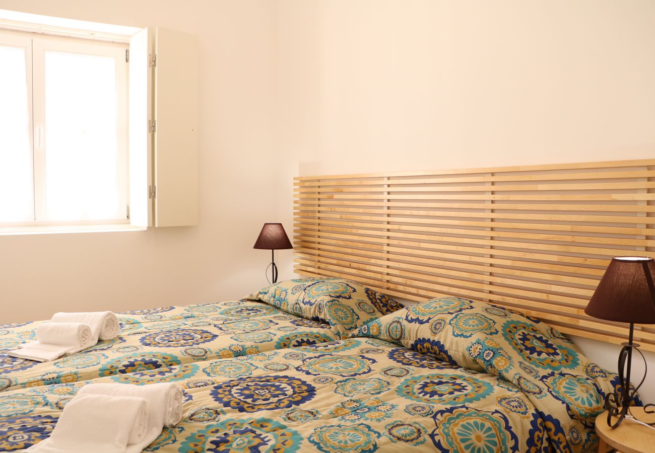 Comfortable room with 2 single beds in the historic area