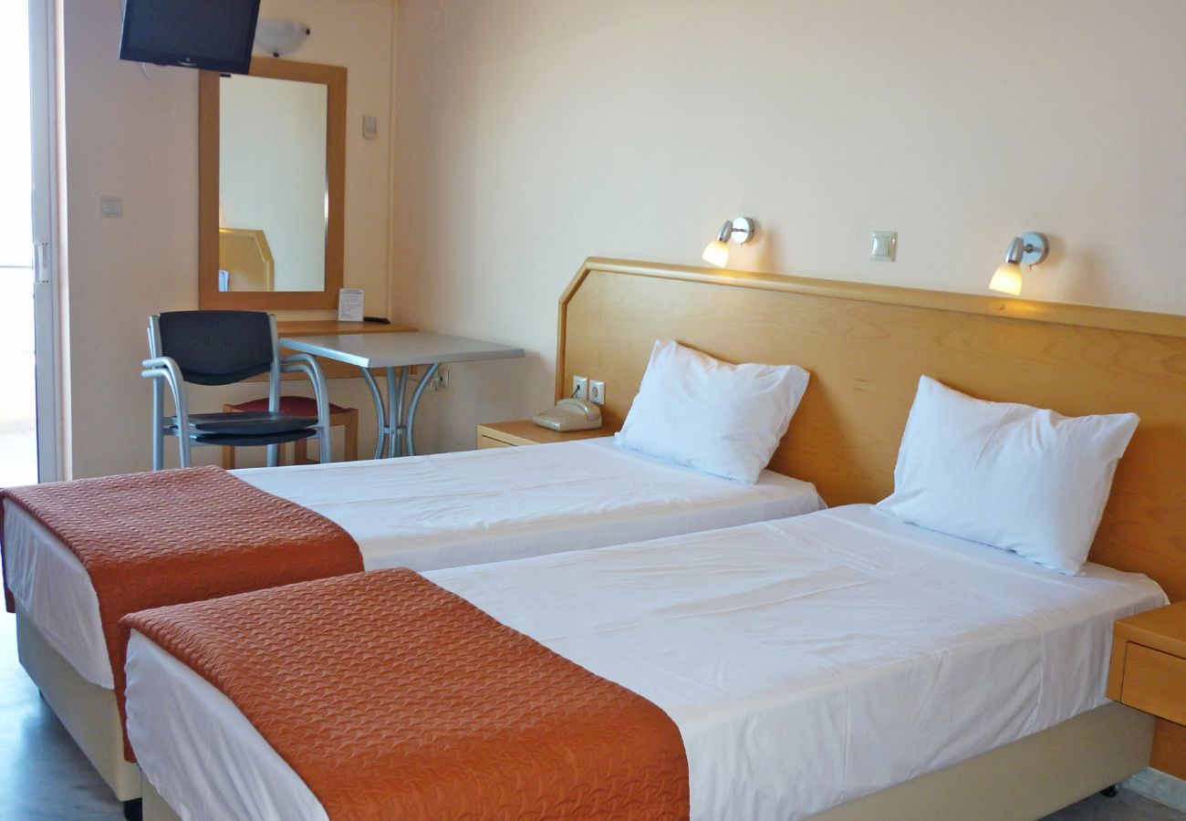 Aparthotel in Rethymno - Aparthotel with swimming pool to 20 m beach