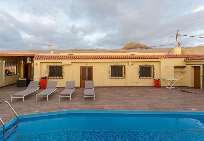 Cottage in Gáldar - Villa with private garden pool by Lightbooking