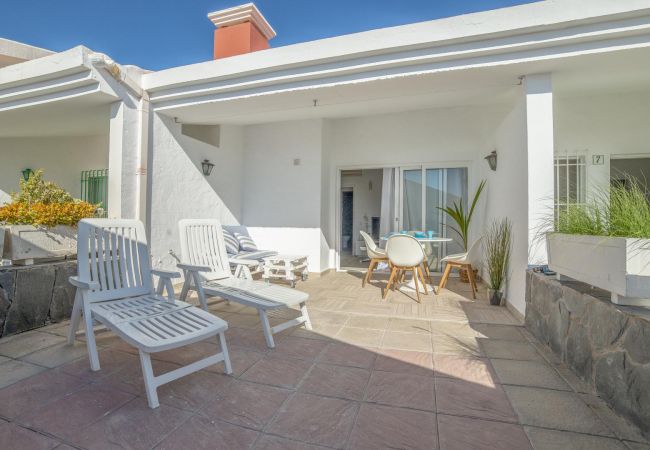 Bungalow in San Bartolomé de Tirajana - Bungalow terrace and pool San Agustin A by Lightbooking