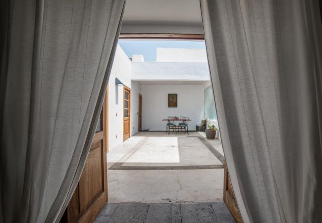 House in Haría - Lanzarote Villa historica con terraza y jardín by Lightbooking