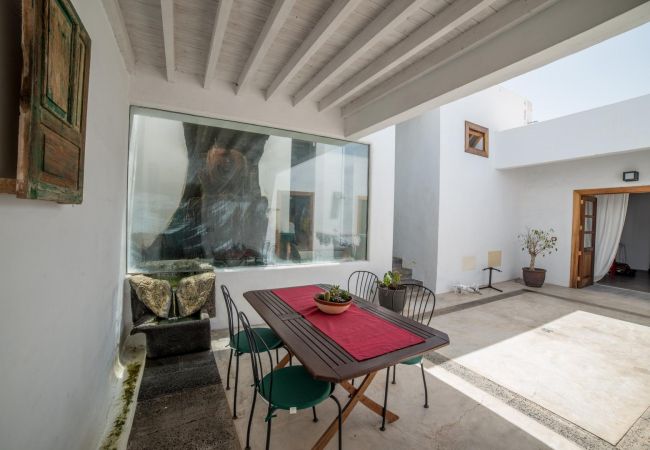 House in Haría - Lanzarote Villa historica con terraza y jardín by Lightbooking