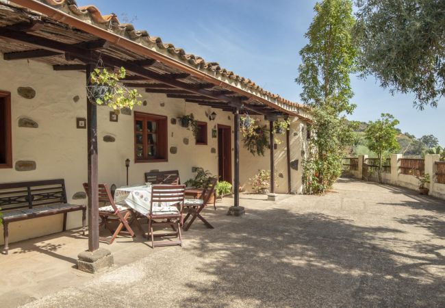 Cottage in Moya - Casa el Laurel with Jacuzzi by Lightbooking