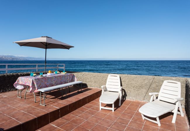 House in Candelaria - Beach house, 5 meters from the sea wifi by Lightbooking