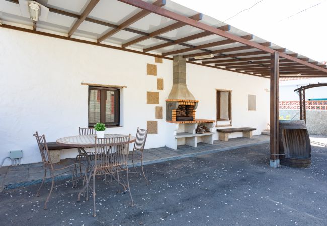 House in Güimar - Rustic house with terrace and barbecue by Lightbooking