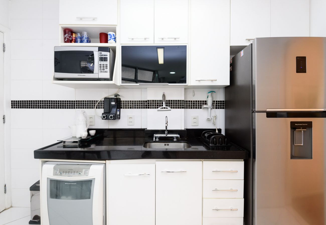  Equipped kitchen, with microwave, cooktop, refrigerator and utensils in general. Note: The dishwasher is NOT available. 