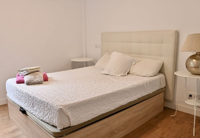 Apartment in Madrid - MADRID RIO - PALACIO REAL- HOSPITAL 12 OCTUBRE -3 ROOMS - 2 BATHROOMS