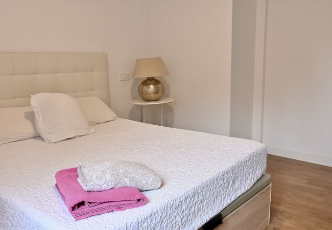 Apartment in Madrid - MADRID RIO - PALACIO REAL- HOSPITAL 12 OCTUBRE -3 ROOMS - 2 BATHROOMS