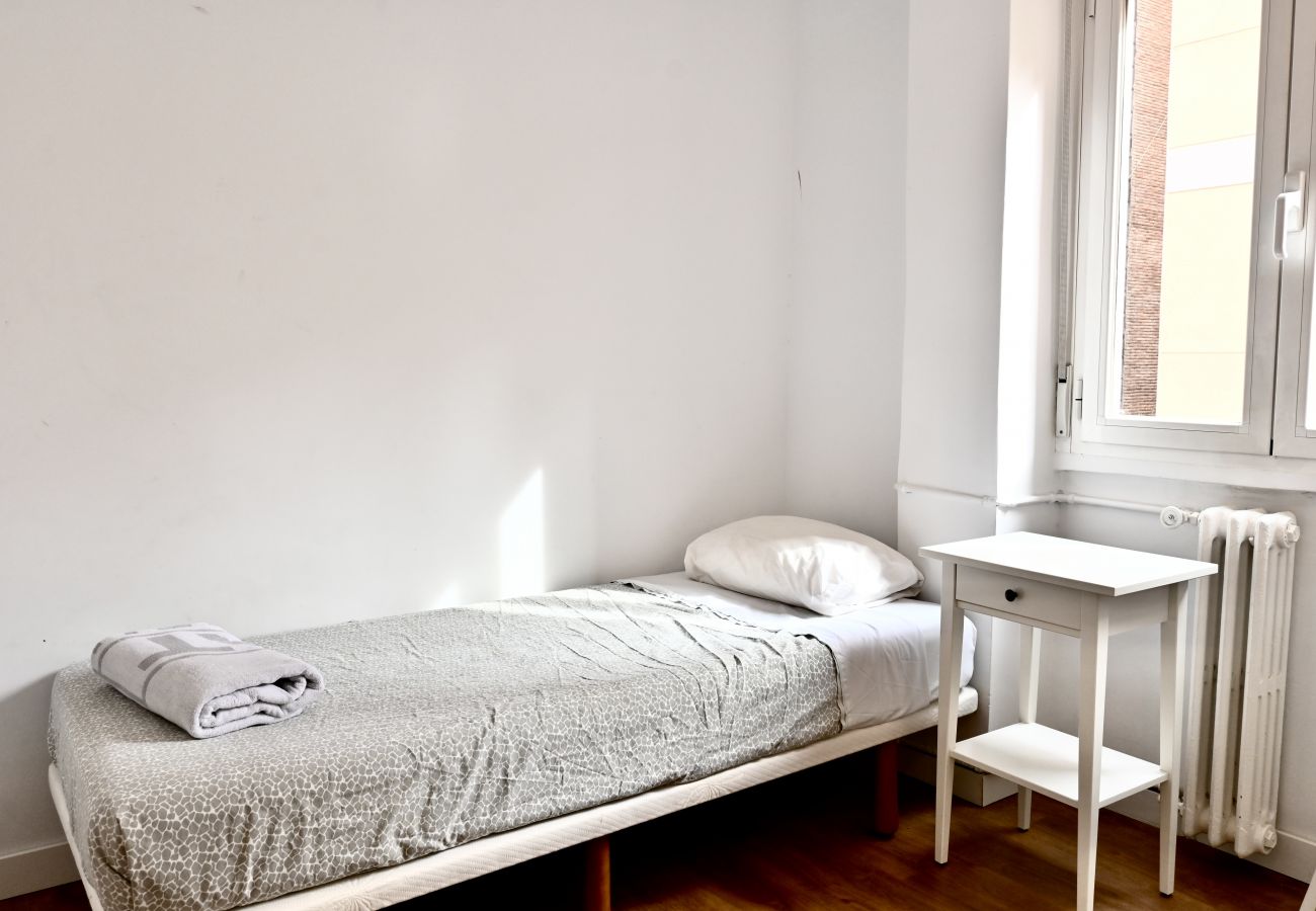 Apartment in Madrid - MADRID RIO - PALACIO REAL- HOSPITAL 12 OCTUBRE -3 ROOMS - 2 BATHROOMS