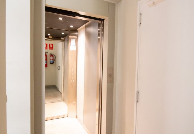 Apartment in Madrid - M (JMC 5) BERNABEU R. MADRID STADIUM APARTMENT 1 ROOM 2 PAX PARKING  - MADRID BUSINESS CENTER