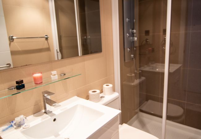 Apartment in Madrid - M (JMC 5) BERNABEU R. MADRID STADIUM APARTMENT 1 ROOM 2 PAX PARKING  - MADRID BUSINESS CENTER