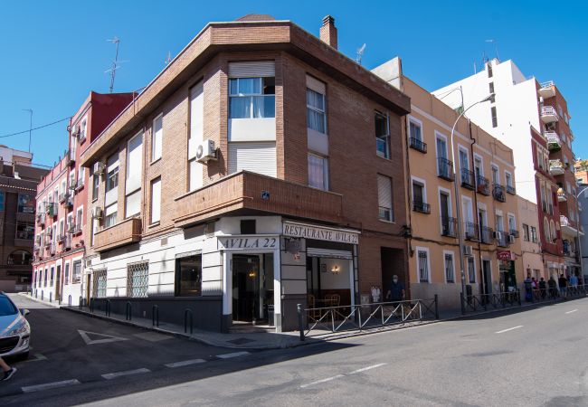 Apartment in Madrid - M (JMC 5) BERNABEU R. MADRID STADIUM APARTMENT 1 ROOM 2 PAX PARKING  - MADRID BUSINESS CENTER