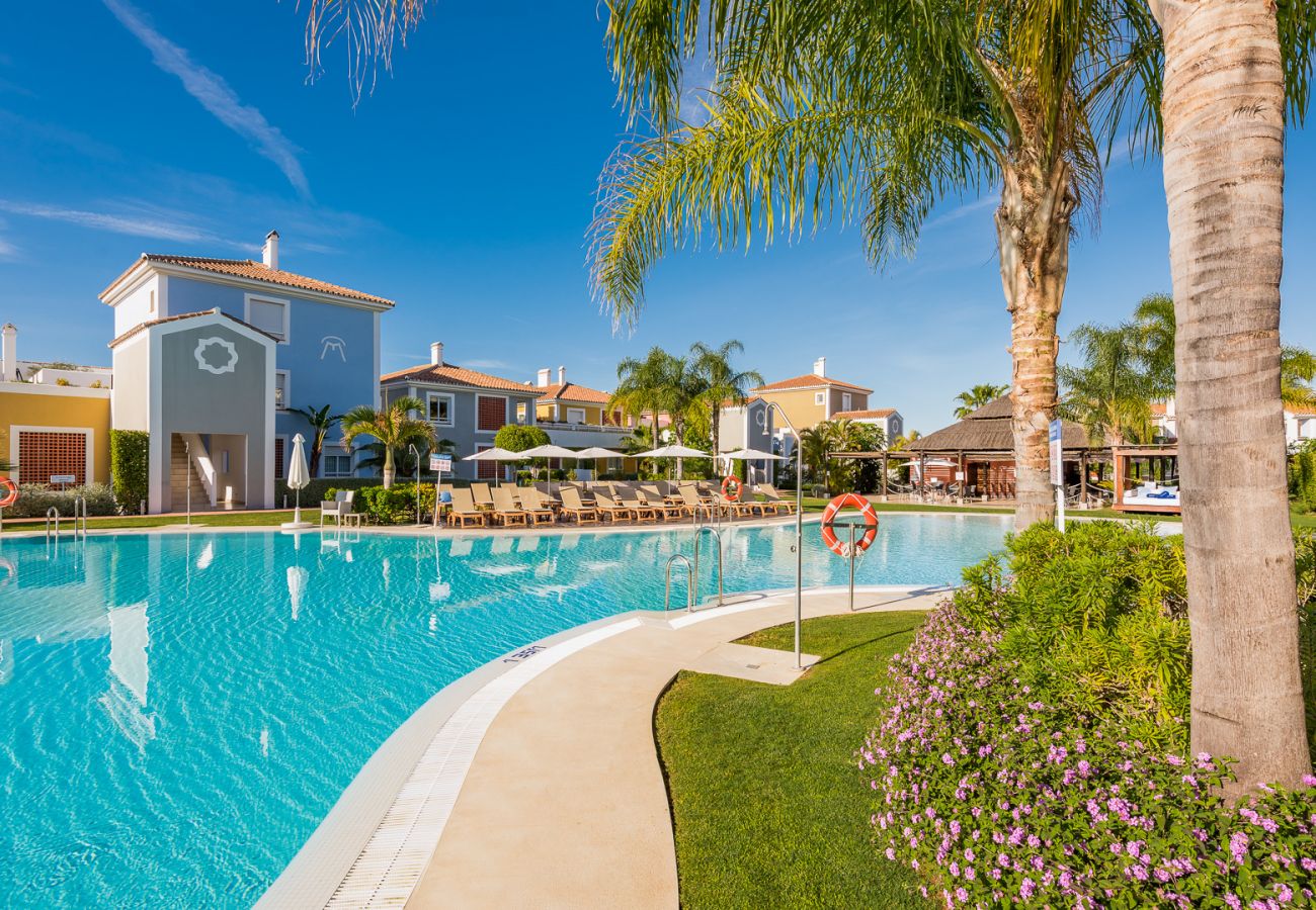 Private pool of this apartment in Marbella