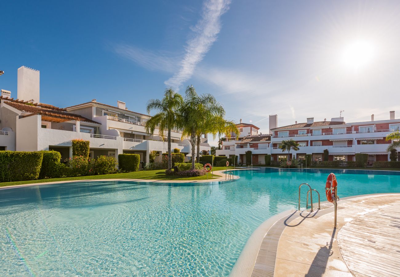 Community pool of this apartment in Marbella