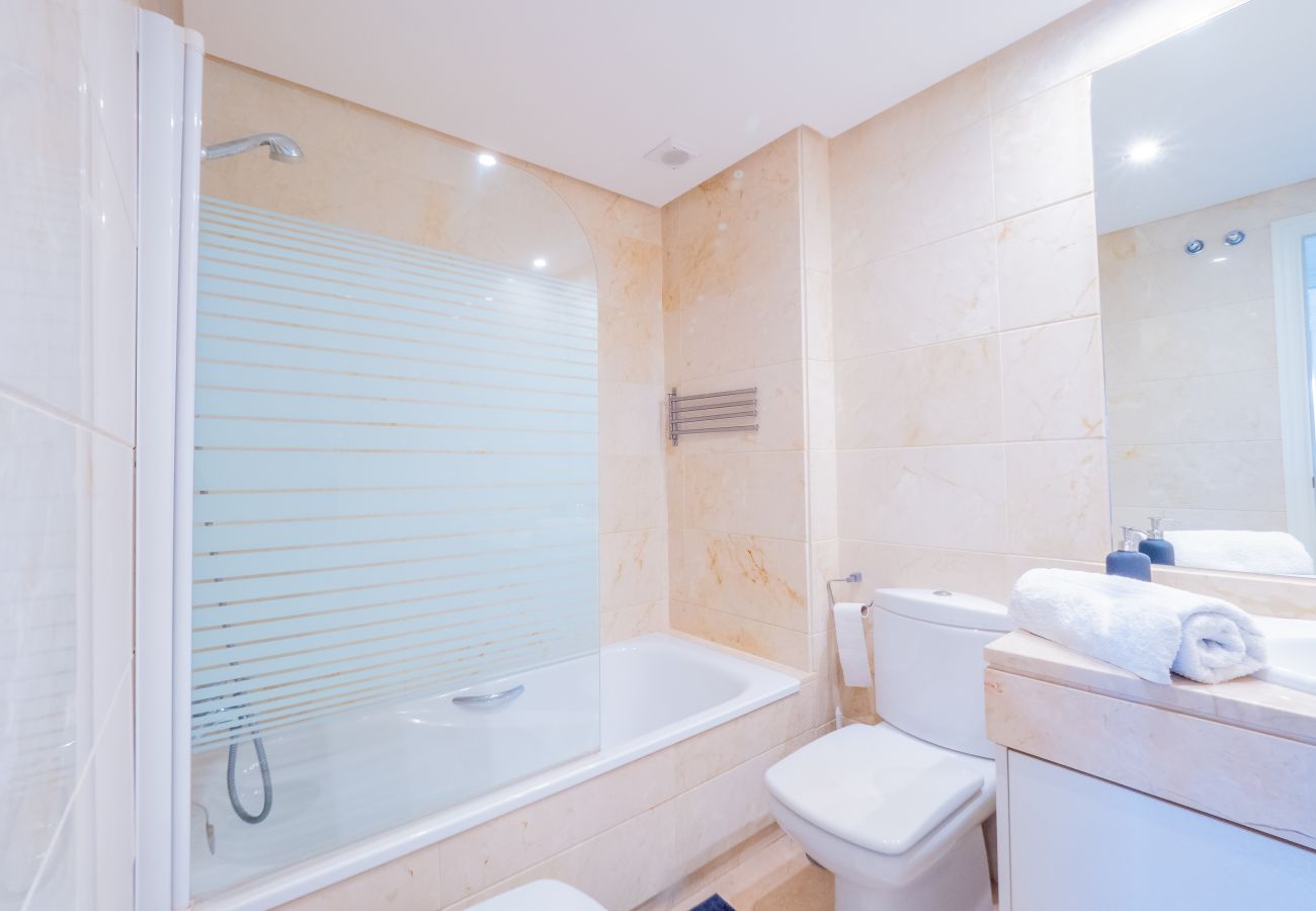 Bathroom of this apartment in Los Naranjos (Marbella)