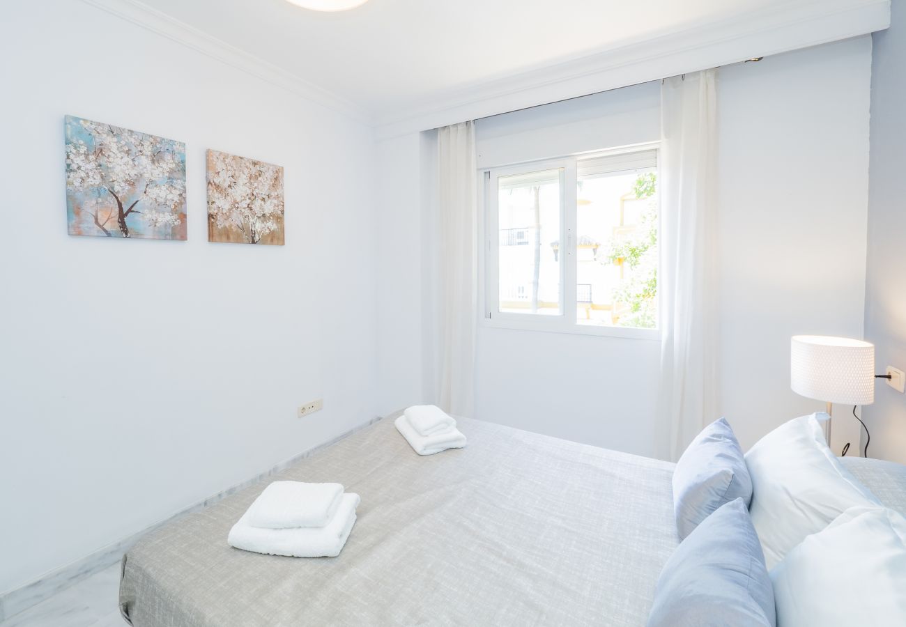 Bedroom of this apartment in Los Naranjos (Marbella)