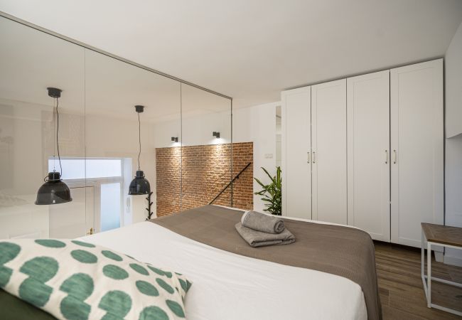 Apartment in Madrid - M (AMPE350) Apartamento dúplex con patio Apartment in Madrid - M (AMPE350) Apartamento dúplex con patio