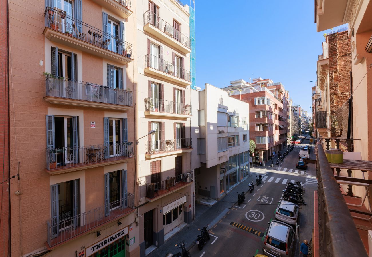 Apartment in Barcelona - TURO PARK, lovely apartment with balcony