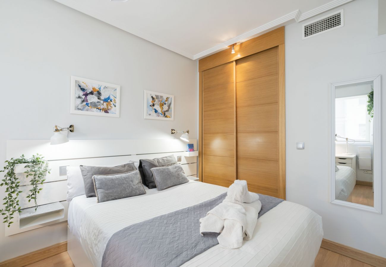 Apartment in Madrid - Lux apartment ISLAZUL gym+sauna M (EUR19)