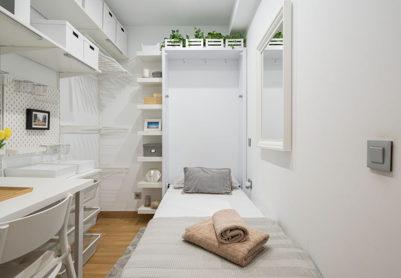Apartment in Madrid - Lux apartment ISLAZUL gym+sauna M (EUR19)