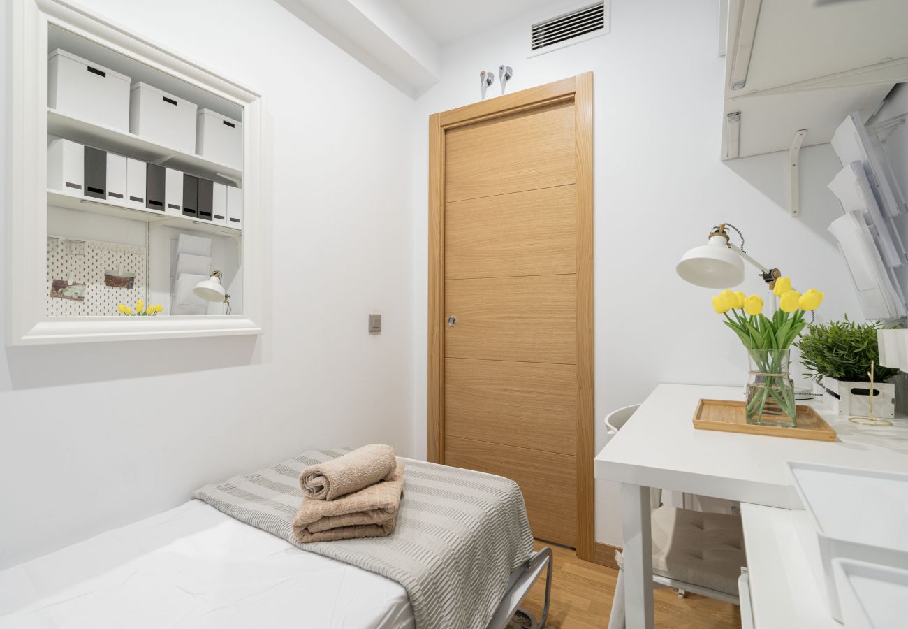 Apartment in Madrid - Lux apartment ISLAZUL gym+sauna M (EUR19)