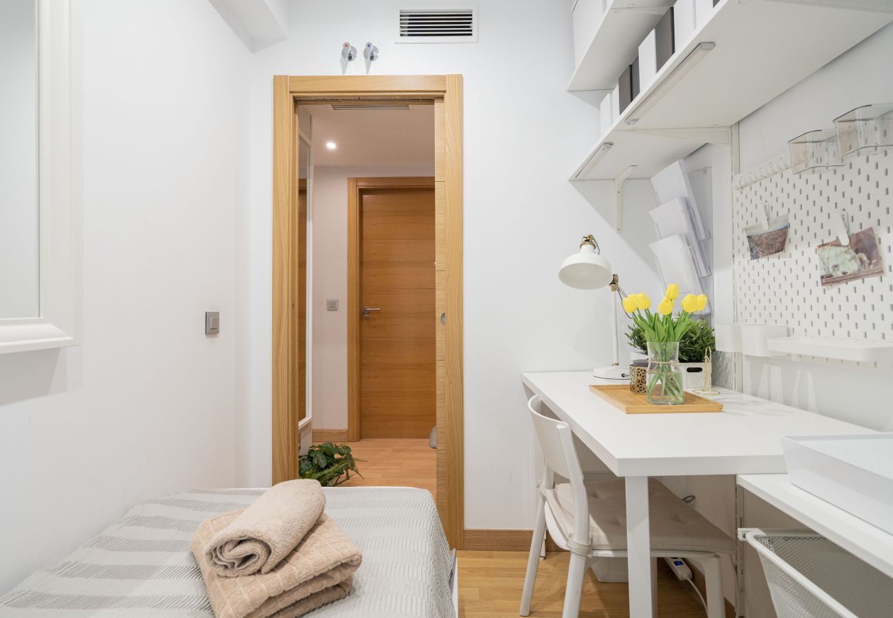 Apartment in Madrid - Lux apartment ISLAZUL gym+sauna M (EUR19)