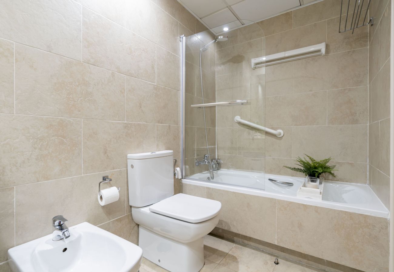 Apartment in Madrid - Lux apartment ISLAZUL gym+sauna M (EUR19)