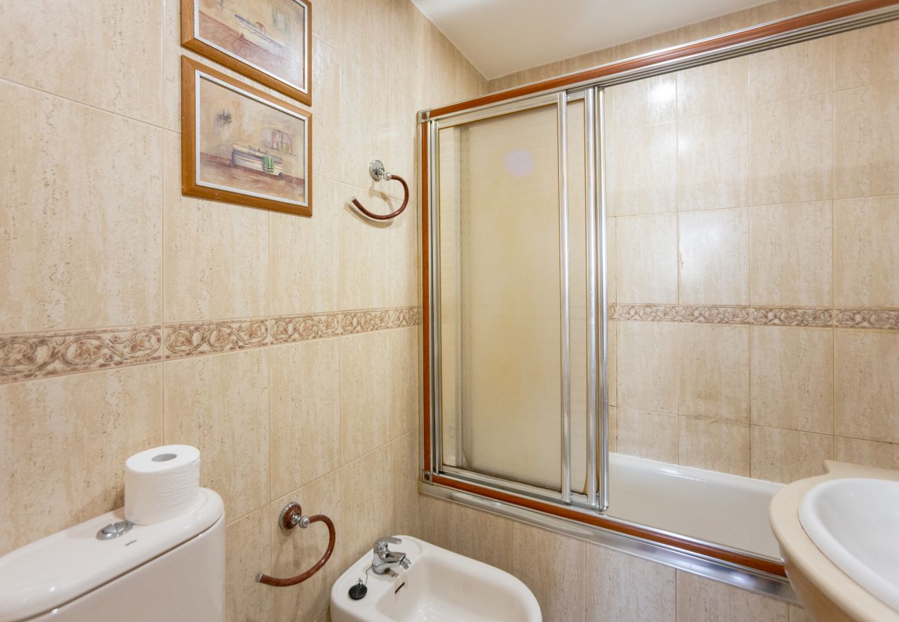 Apartment in Madrid - Amplio y luminoso ap. Orcasitas BEA25