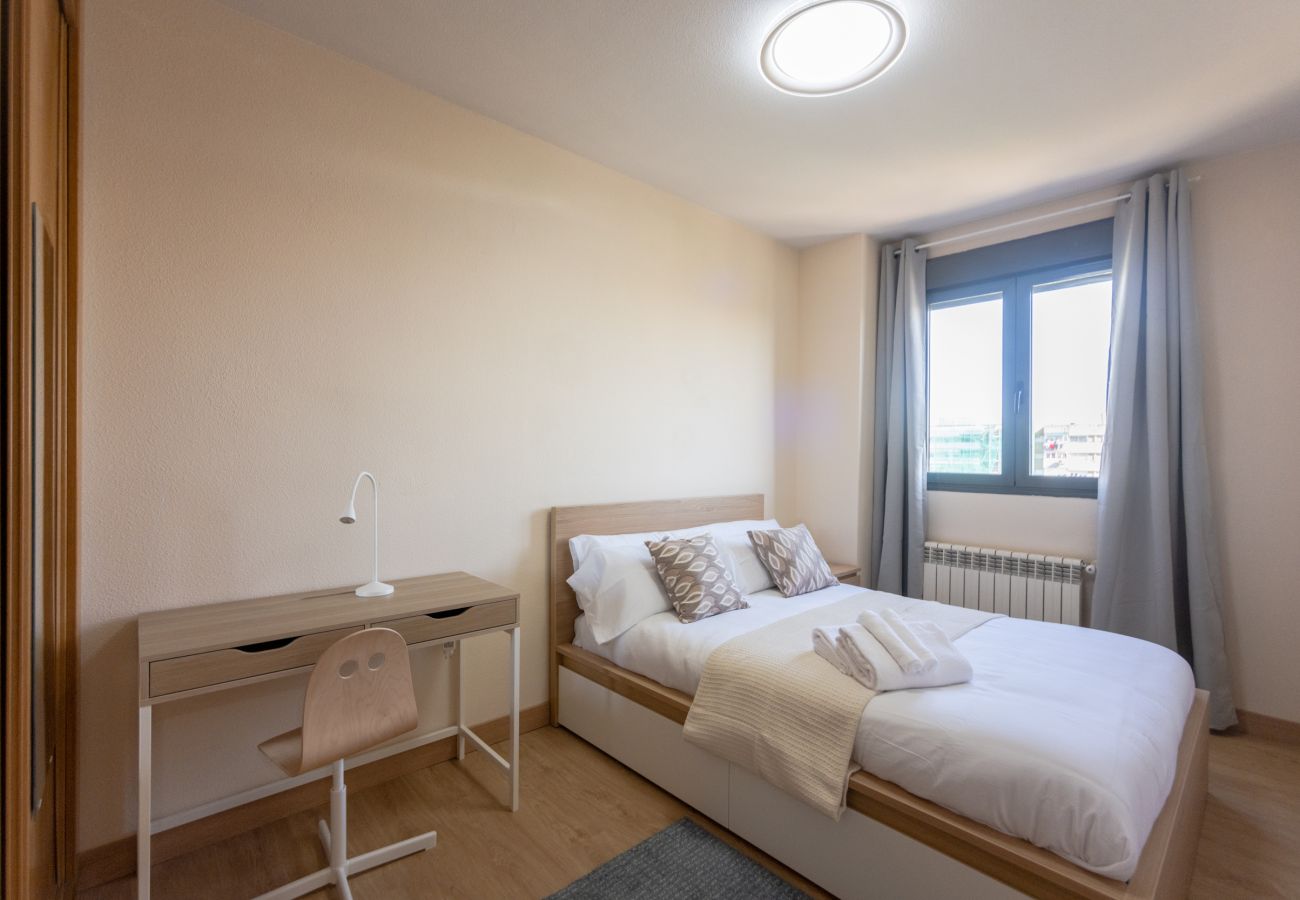 Apartment in Madrid - Amplio y luminoso ap. Orcasitas BEA25