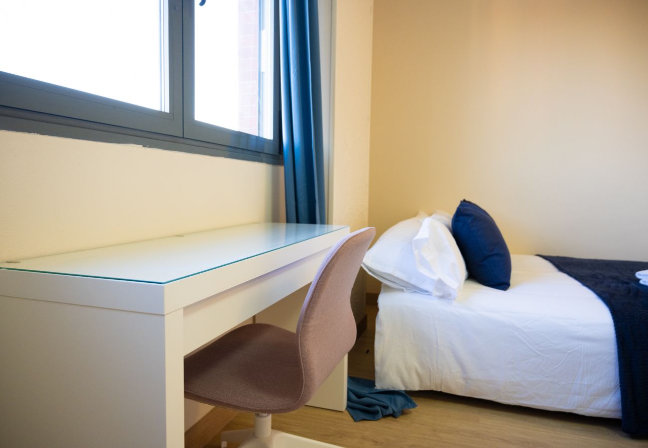 Apartment in Madrid - Amplio y luminoso ap. Orcasitas BEA25