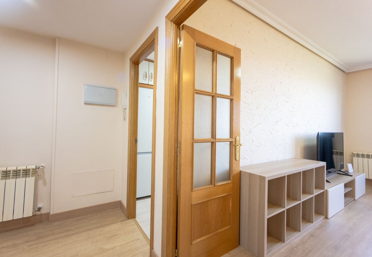 Apartment in Madrid - Amplio y luminoso ap. Orcasitas BEA25