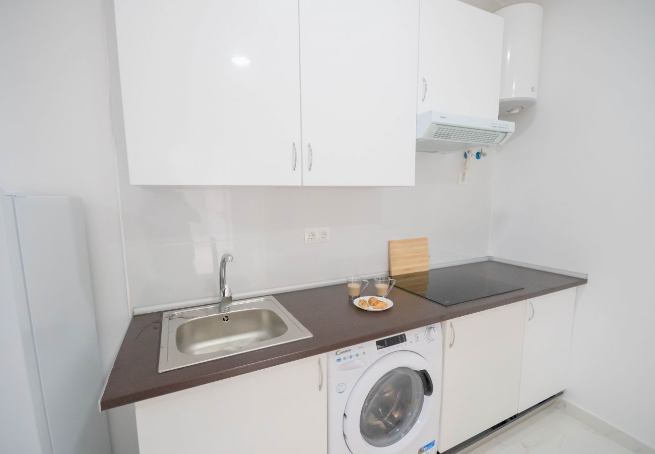 Studio in Madrid - M (MLUBº2) TETUAN "EL RETIRO"