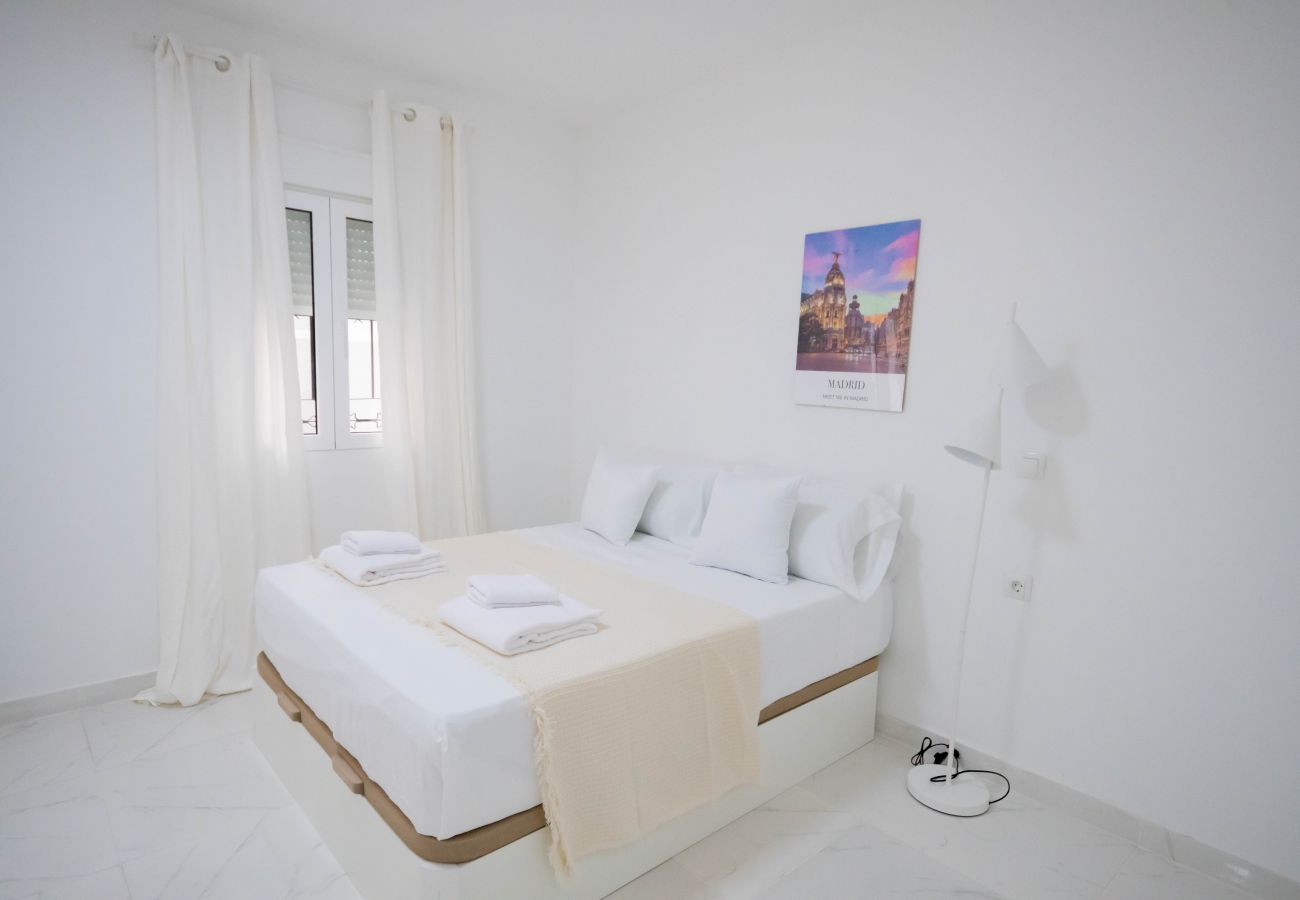 Studio in Madrid - M (MLUBº2) TETUAN "EL RETIRO"