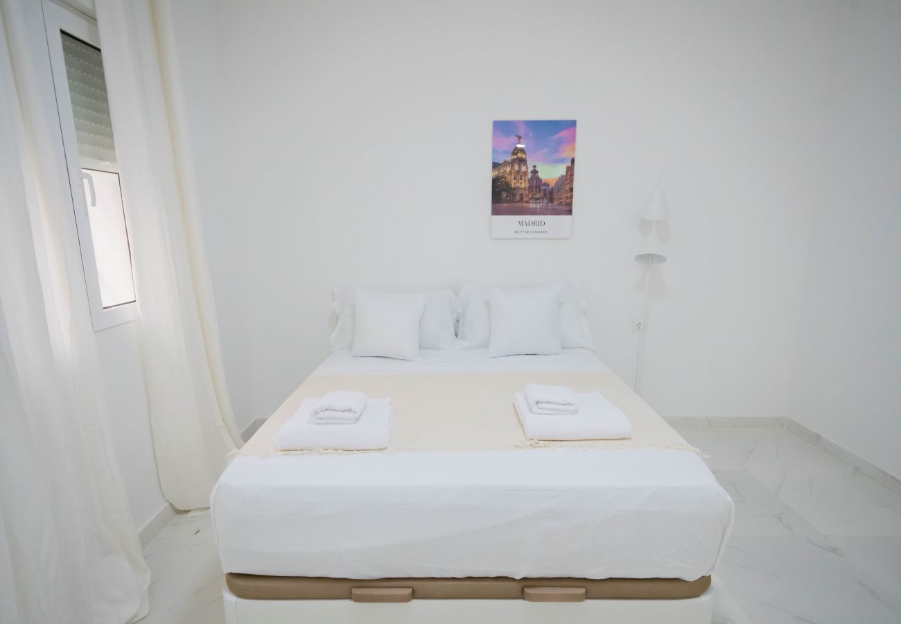Studio in Madrid - M (MLUBº2) TETUAN "EL RETIRO"