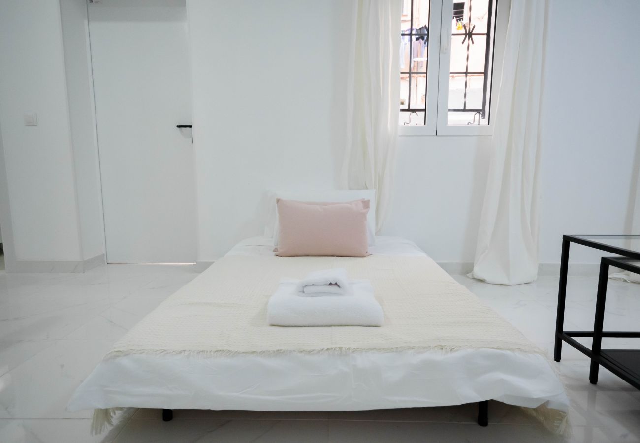 Studio in Madrid - M (MLUBº2) TETUAN "EL RETIRO"